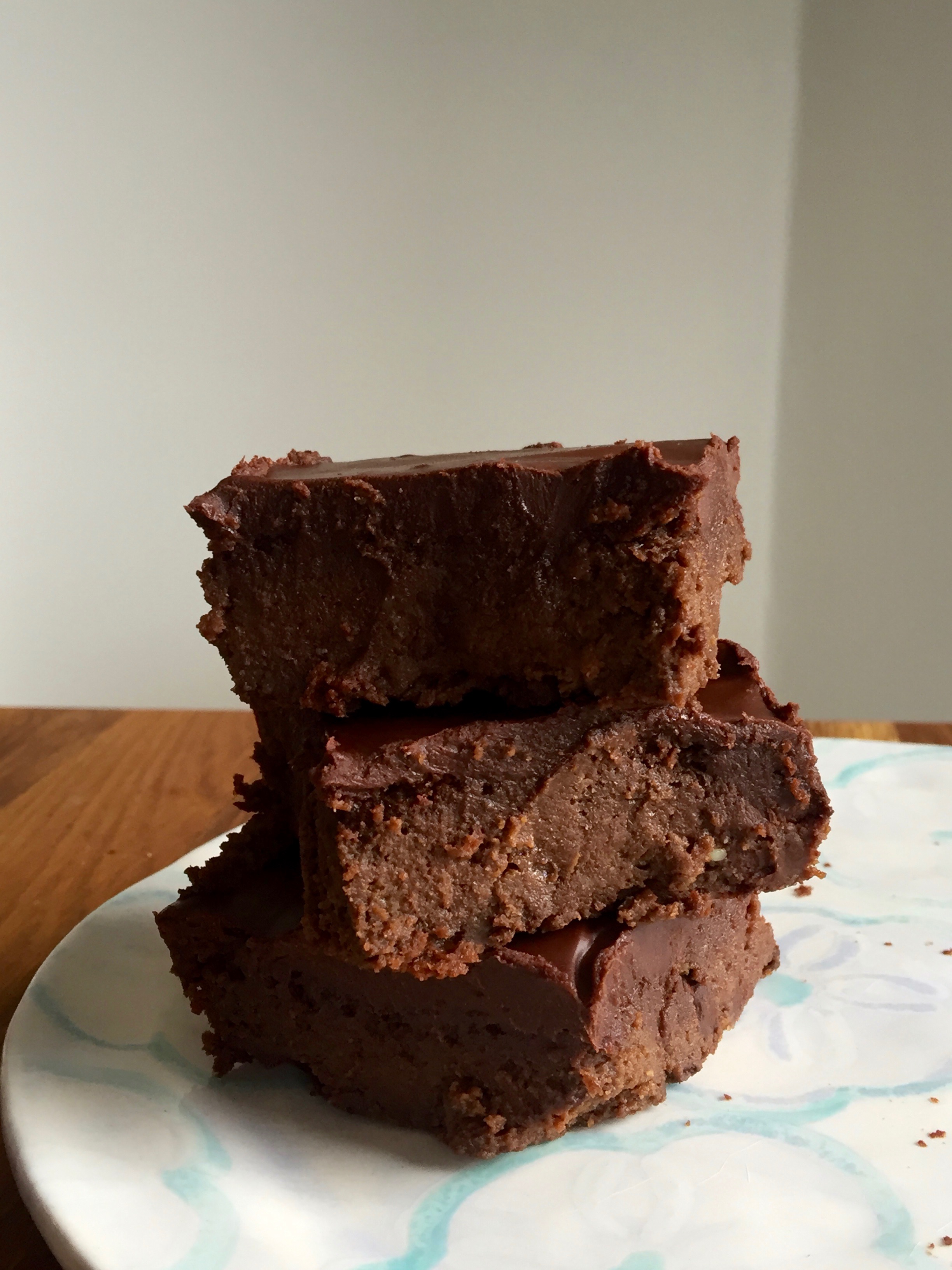 Avocado Brownies | www.thebatterthickens.com