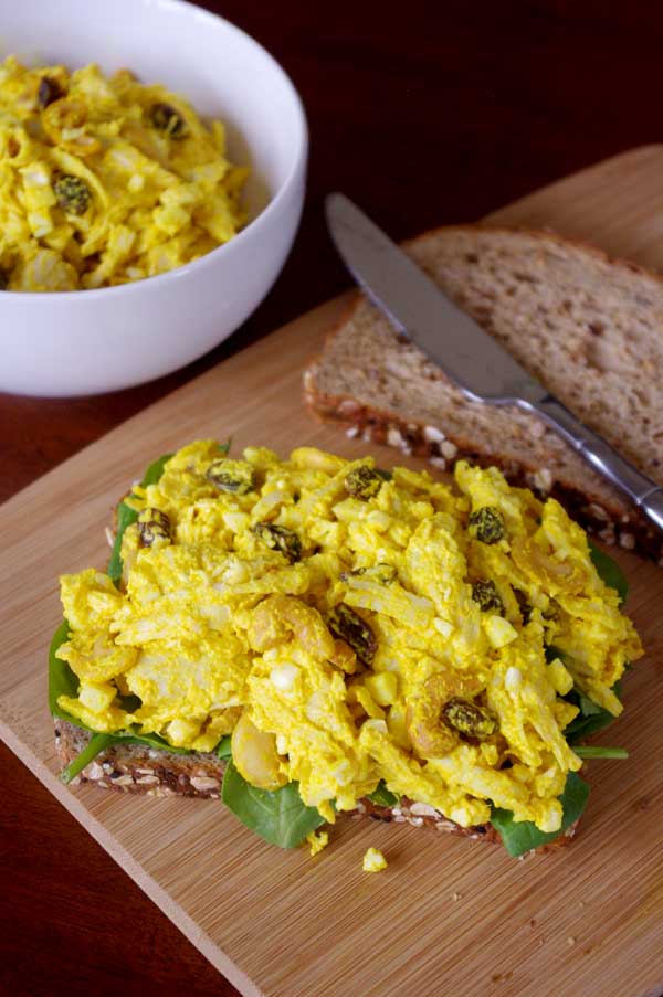 Healthy Turmeric Chicken Salad -- This simple turmeric chicken salad recipe can be made in less than 10 minutes and is healthy, too! | www.thebatterthickens.com