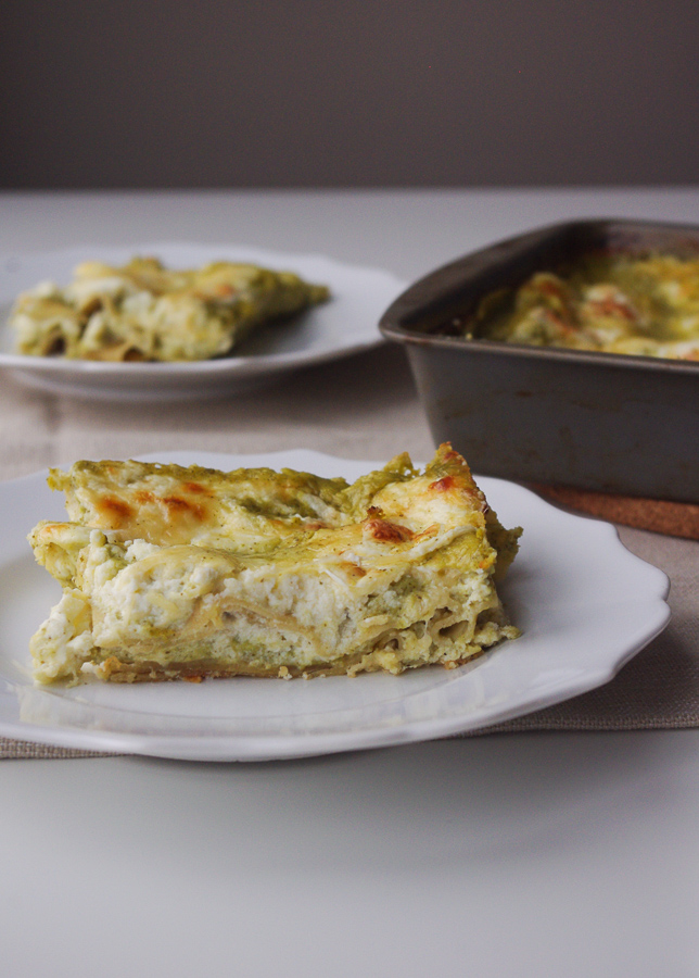 Healthier Creamy Pesto Lasagna - a lighter take on creamy pesto lasagna using cottage cheese and whole wheat noodles | www.thebatterthickens.com