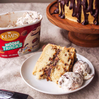 Moose Tracks Cake inspired by the ice cream: white vanilla cake layers with fudgy chocolate ganache, peanut butter frosting, and mini peanut butter cups | www.thebatterthickens.com