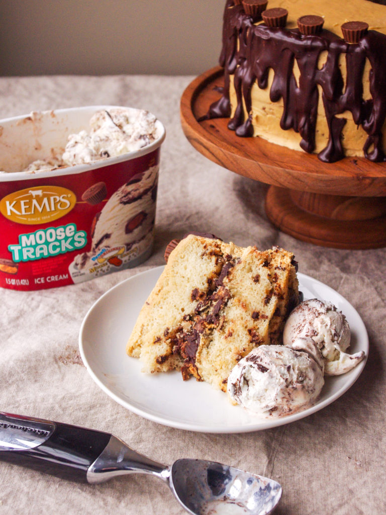 Moose Tracks Cake inspired by the ice cream: white vanilla cake layers with fudgy chocolate ganache, peanut butter frosting, and mini peanut butter cups | www.thebatterthickens.com