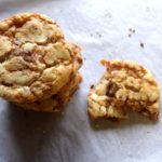 Butterfinger Cookies | www.thebatterthickens.com