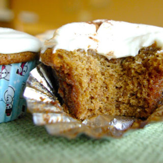 Sweet Potato Casserole Cupcakes | sweet potato cupcakes with marshmallow frosting turns this classic Thanksgiving dish into a delectable dessert! | www.thebatterthickens.com