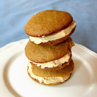 Apple Butter Whoopie Pies with Peanut Butter Filling are a warm, spiced, autumnal treat | www.thebatterthickens.com