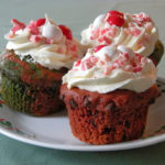 Marble Christmas Cupcakes - red velvet cupcakes with white chocolate peppermint cream cheese frosting | www.thebatterthickens.com