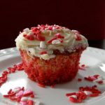 Strawberry Raspberry White Chocolate Cupcakes - tender cupcakes flavored with pureed strawberries and raspberries #cupcakes | www.thebatterthickens.com