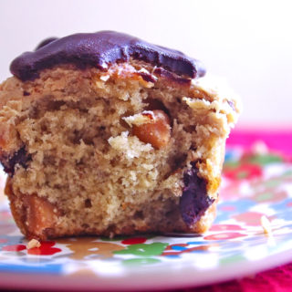 Peanut Butter Banana Chocolate Chip Cupcakes - banana cupcakes with peanut butter and chocolate chips, peanut butter frosting, and chocolate ganache #peanutbutter #banana #cupcakes #ganache | www.thebatterthickens.com