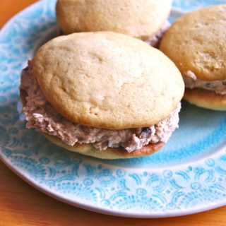 Oatmeal Cookie Dough Whoopie Pies - oatmeal cookie dough frosting sandwiched between two soft-baked brown butter cookies #brownbutter #cookiedough #oatmealcookie #whoopiepies | www.thebatterthickens.com