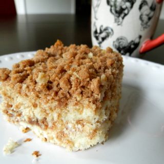 Extra Crumb Cinnamon Coffee Cake - tender cinnamon coffee cake with extra crumble topping #coffeecake #cinnamon #breakfast | www.thebatterthickens.com