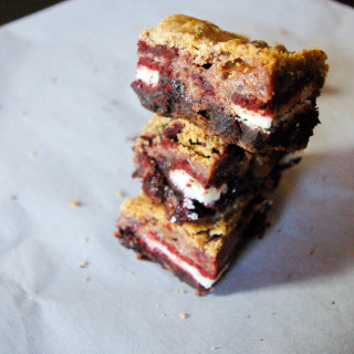 Red Velvet Oreo Cookie Brownie Bars | www.thebatterthickens.com